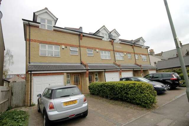  Image of 4 bedroom End of Terrace to rent in Fashoda Road Bromley BR2 at 6 Fashoda Road Bromley Bromley Common, BR2 9RF