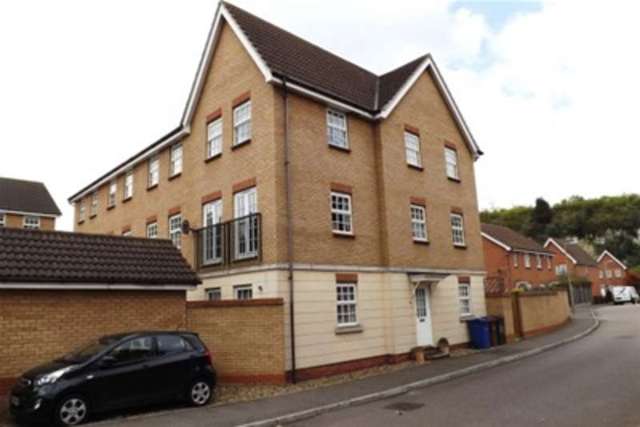  Image of 3 bedroom Property to rent in Frobisher Gardens Chafford Hundred Grays RM16 at Grays, RM16 6EJ