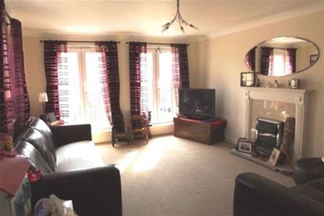  Image of 3 bedroom Property to rent in Frobisher Gardens Chafford Hundred Grays RM16 at Grays, RM16 6EJ