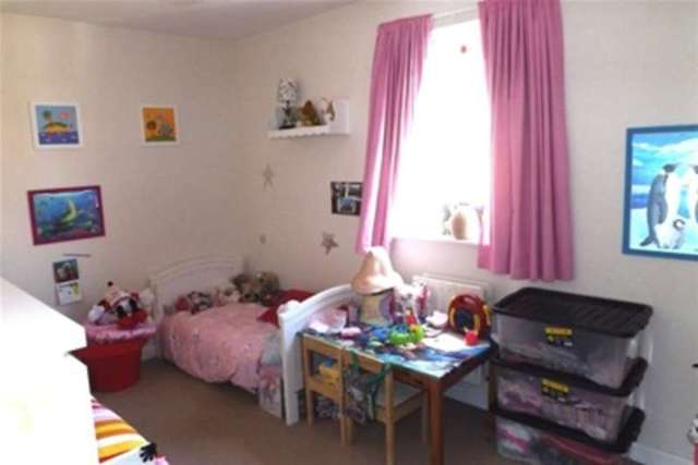  Image of 3 bedroom Property to rent in Frobisher Gardens Chafford Hundred Grays RM16 at Grays, RM16 6EJ