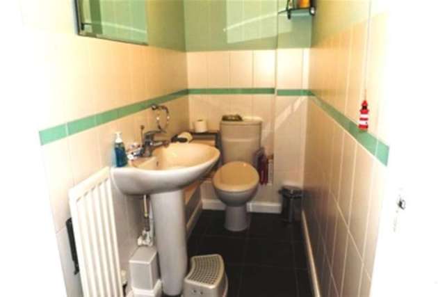  Image of 3 bedroom Property to rent in Frobisher Gardens Chafford Hundred Grays RM16 at Grays, RM16 6EJ