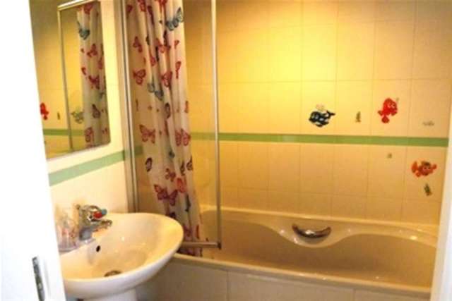  Image of 3 bedroom Property to rent in Frobisher Gardens Chafford Hundred Grays RM16 at Grays, RM16 6EJ