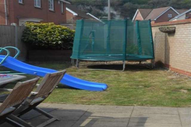  Image of 3 bedroom Property to rent in Frobisher Gardens Chafford Hundred Grays RM16 at Grays, RM16 6EJ