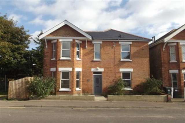  Image of 4 bedroom Detached house to rent in Gloucester Road Boscombe Bournemouth BH7 at Bournemouth, BH7 6JA