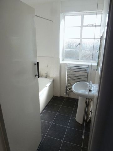  Image of 3 bedroom Flat to rent in Granville Court Jesmond Newcastle upon Tyne NE2 at Granville Court Array Jesmond, NE2 1TQ