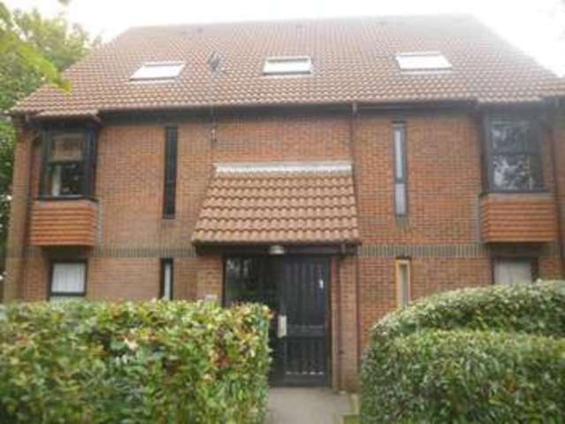  Image of 1 bedroom Flat for sale in Alexander Close New Barnet Barnet EN4 at Alexander Close  Barnet, EN4 9PW