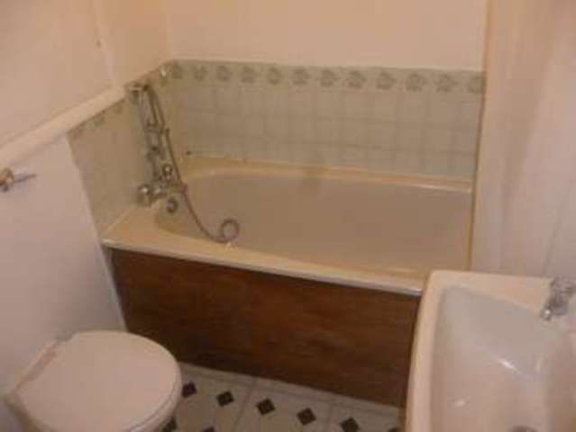  Image of 1 bedroom Flat for sale in Alexander Close New Barnet Barnet EN4 at Alexander Close  Barnet, EN4 9PW