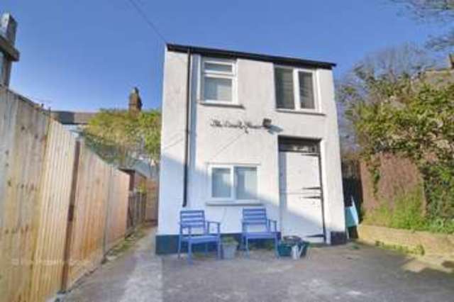  Image of 2 bedroom Detached house to rent in Hadleigh Road Westcliff-on-Sea SS0 at Hadleigh Road  Westcliff-On-Sea, SS0 7NP