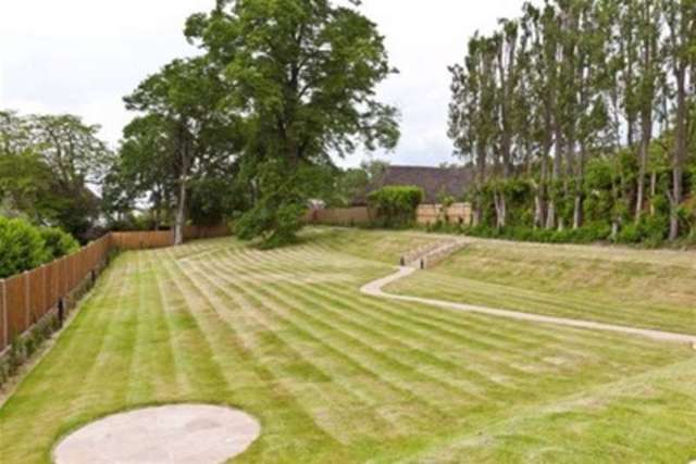  Image of 5 bedroom Detached house to rent in Hanger Hill Weybridge KT13 at Weybridge, KT13 9XU