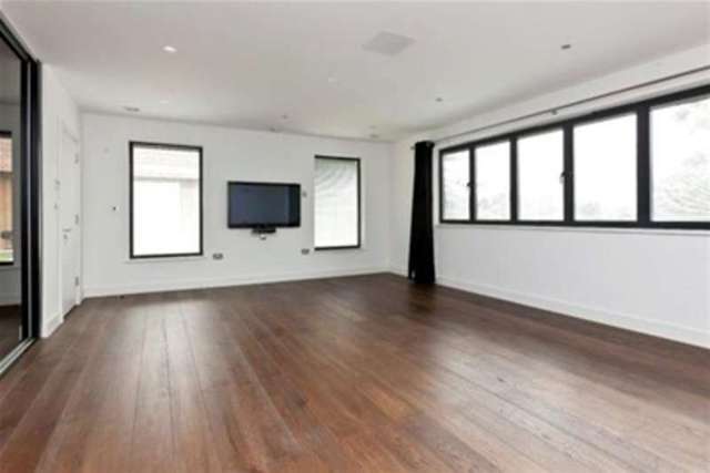  Image of 5 bedroom Detached house to rent in Hanger Hill Weybridge KT13 at Weybridge, KT13 9XU