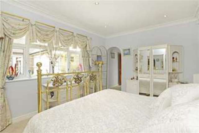  Image of 4 bedroom Detached house for sale in The Warren Radlett WD7 at Radlett Hertfordshire Radlett, WD7 7DU