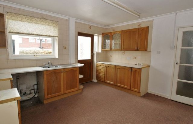  Image of 2 bedroom Bungalow for sale in Hoghton Road Leyland PR25 at Hoghton Road Array Midge Hall, PR25 1XU
