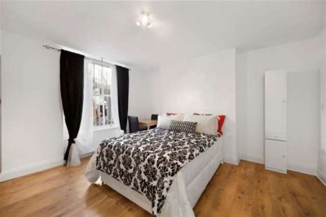  Image of 4 bedroom Flat to rent in Holland Road London W14 at London, W14 8BA