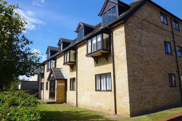  Image of 2 bedroom Flat to rent in Bond Road Tolworth Surbiton KT6 at Jeffreys House 55 Bond Road Surbiton, KT6 7TB