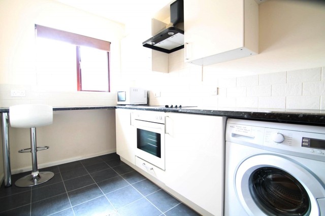  Image of 2 bedroom Flat to rent in Bond Road Tolworth Surbiton KT6 at Jeffreys House 55 Bond Road Surbiton, KT6 7TB