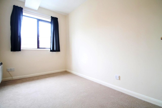  Image of 2 bedroom Flat to rent in Bond Road Tolworth Surbiton KT6 at Jeffreys House 55 Bond Road Surbiton, KT6 7TB