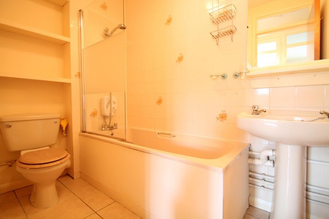  Image of 2 bedroom Flat to rent in Bond Road Tolworth Surbiton KT6 at Jeffreys House 55 Bond Road Surbiton, KT6 7TB