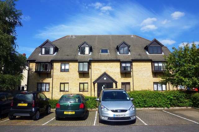  Image of 2 bedroom Flat to rent in Bond Road Tolworth Surbiton KT6 at Jeffreys House 55 Bond Road Surbiton, KT6 7TB