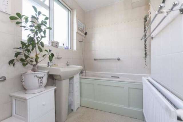  Image of 1 bedroom Flat for sale in Kensington Gardens Square London W2 at Bayswater London Queensway, W2 4DG