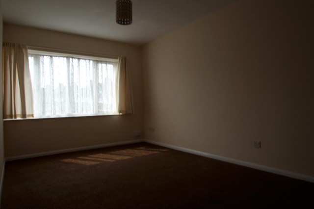  Image of 1 bedroom Flat to rent in Kingfisher Court Willowmead Dorking RH4 at Dorking, RH4 1UB