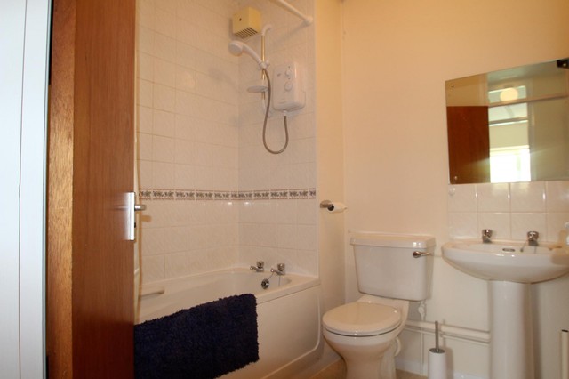  Image of 1 bedroom Flat to rent in Kingfisher Court Willowmead Dorking RH4 at Dorking, RH4 1UB