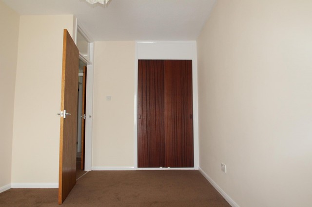  Image of 1 bedroom Flat to rent in Kingfisher Court Willowmead Dorking RH4 at Dorking, RH4 1UB