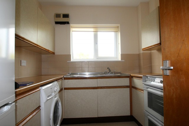  Image of 1 bedroom Flat to rent in Kingfisher Court Willowmead Dorking RH4 at Dorking, RH4 1UB