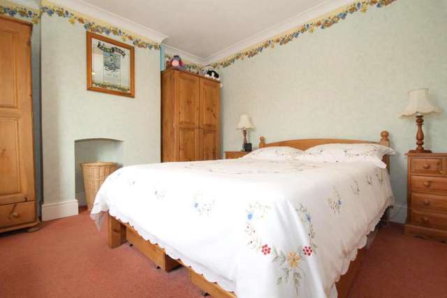  Image of 3 bedroom Detached house for sale in Kingsland Road Hemel Hempstead HP1 at Kingsland Road Boxmoor Hemel Hempstead, HP1 1QD