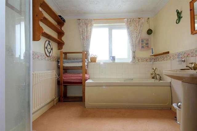  Image of 3 bedroom Detached house for sale in Kingsland Road Hemel Hempstead HP1 at Kingsland Road Boxmoor Hemel Hempstead, HP1 1QD