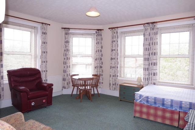  Image of Studio flat to rent in Kingston Road London SW20 at Raynes Park, SW20 8DN