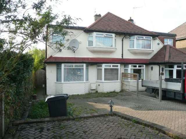  Image of 4 bedroom Semi-Detached house to rent in Leatherhead Road Chessington KT9 at Leatherhead Road  Chessington, KT9 2HY