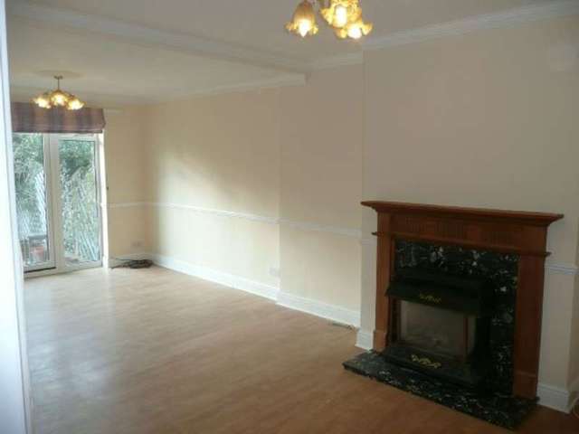  Image of 4 bedroom Semi-Detached house to rent in Leatherhead Road Chessington KT9 at Leatherhead Road  Chessington, KT9 2HY