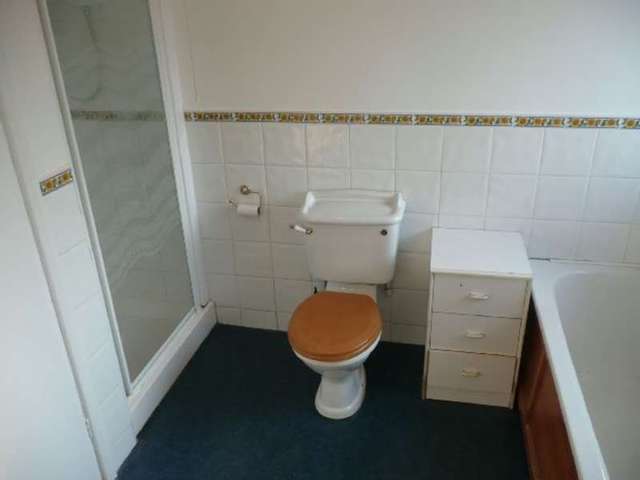 Image of 4 bedroom Semi-Detached house to rent in Leatherhead Road Chessington KT9 at Leatherhead Road  Chessington, KT9 2HY