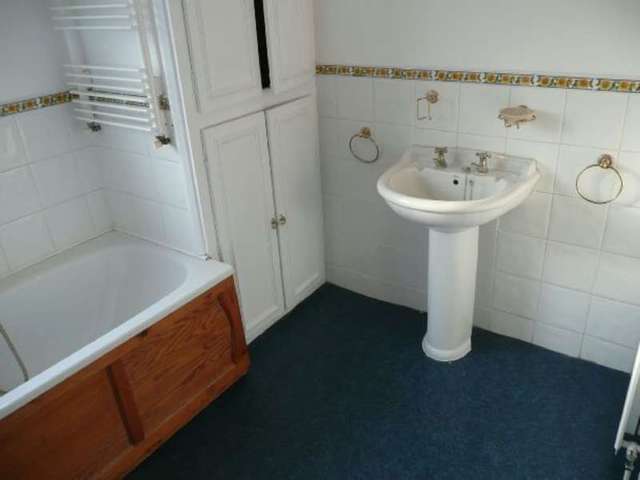  Image of 4 bedroom Semi-Detached house to rent in Leatherhead Road Chessington KT9 at Leatherhead Road  Chessington, KT9 2HY