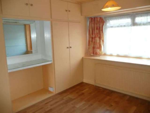  Image of 4 bedroom Semi-Detached house to rent in Leatherhead Road Chessington KT9 at Leatherhead Road  Chessington, KT9 2HY