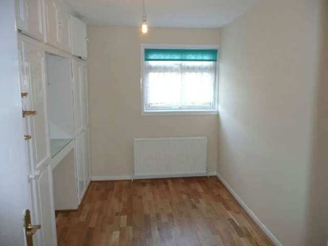 Image of 4 bedroom Semi-Detached house to rent in Leatherhead Road Chessington KT9 at Leatherhead Road  Chessington, KT9 2HY