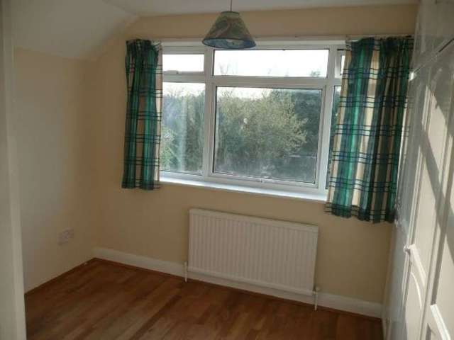  Image of 4 bedroom Semi-Detached house to rent in Leatherhead Road Chessington KT9 at Leatherhead Road  Chessington, KT9 2HY