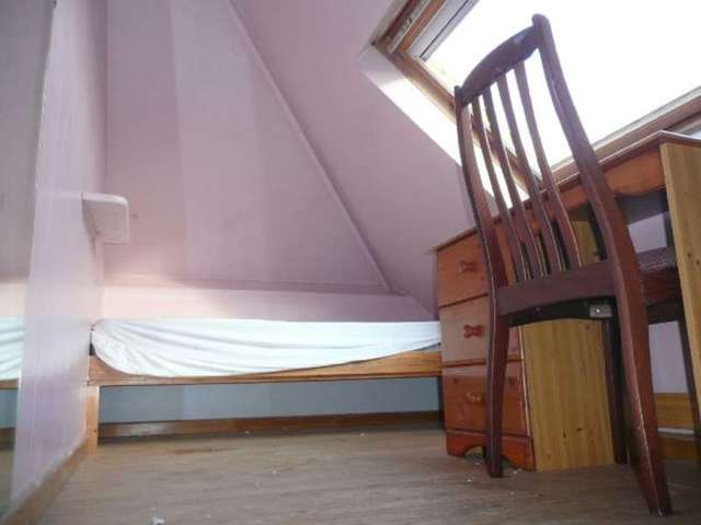  Image of 4 bedroom Semi-Detached house to rent in Leatherhead Road Chessington KT9 at Leatherhead Road  Chessington, KT9 2HY