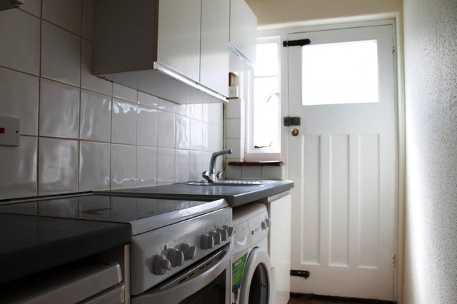  Image of 2 bedroom Flat to rent in London Road East Grinstead RH19 at East Grinstead, RH19 1AG
