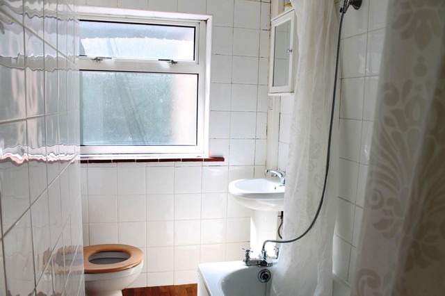  Image of 2 bedroom Flat to rent in London Road East Grinstead RH19 at East Grinstead, RH19 1AG