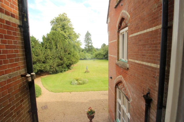  Image of 2 bedroom Flat to rent in Old Reigate Road Betchworth RH3 at Old Reigate Road  Betchworth, RH3 7DE