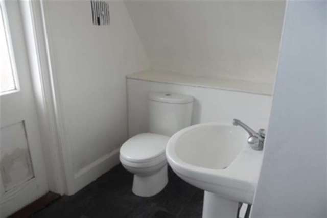  Image of 3 bedroom Flat to rent in New Dover Road Canterbury CT1 at Canterbury, CT1 3DZ
