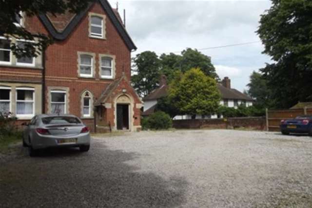  Image of 3 bedroom Flat to rent in New Dover Road Canterbury CT1 at Canterbury, CT1 3DZ