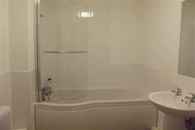  Image of 1 bedroom Flat to rent in Teign Road Newton Abbot TQ12 at Newton Abbot, TQ12 4EX