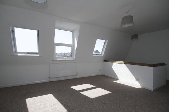  Image of 2 bedroom Flat to rent in Palace Avenue Paignton TQ3 at Palace Avenue  Paignton, TQ3 3HA