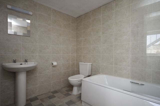  Image of 2 bedroom Flat to rent in Palace Avenue Paignton TQ3 at Palace Avenue  Paignton, TQ3 3HA