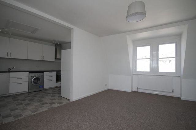  Image of 2 bedroom Flat to rent in Palace Avenue Paignton TQ3 at Palace Avenue  Paignton, TQ3 3HA