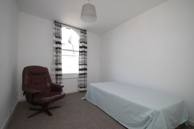  Image of 2 bedroom Flat to rent in Palace Avenue Paignton TQ3 at Palace Avenue  Paignton, TQ3 3HA