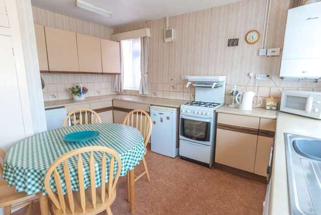  Image of 3 bedroom Bungalow for sale in Park Road Loughborough LE11 at Loughborough, LE11 2HN