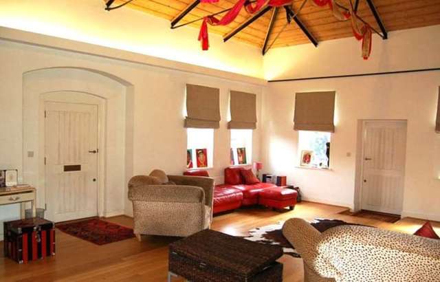  Image of 3 bedroom Cottage to rent in Shooters Hill Road London SE18 at Shooters Hill Road Blackheath London, SE18 4LP